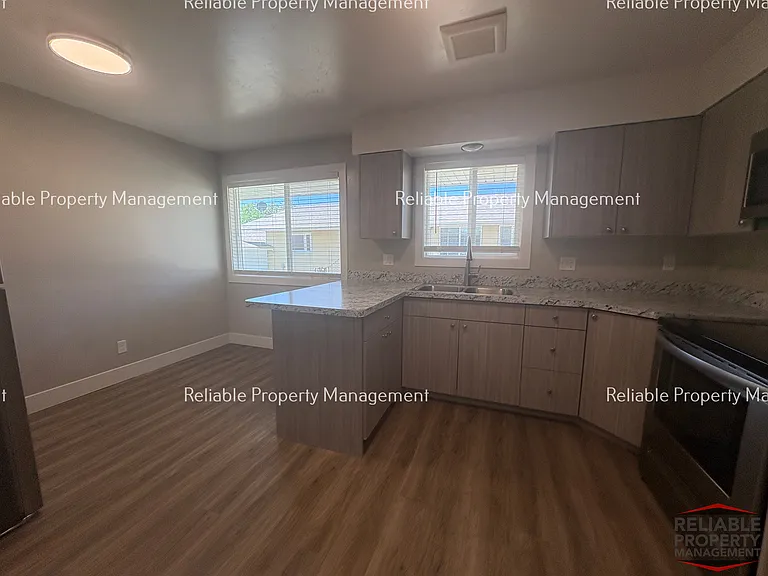 235 W 20th St #1 — Photo 4