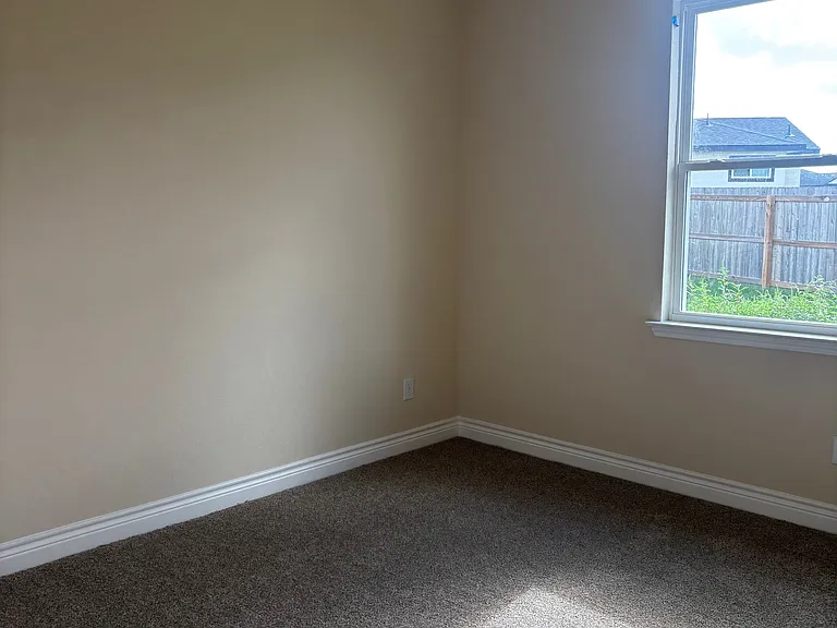 105 Troubadour Ln — Photo 10