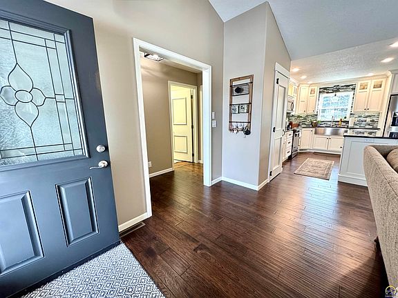 5th image of 3007 S Parkway Ct