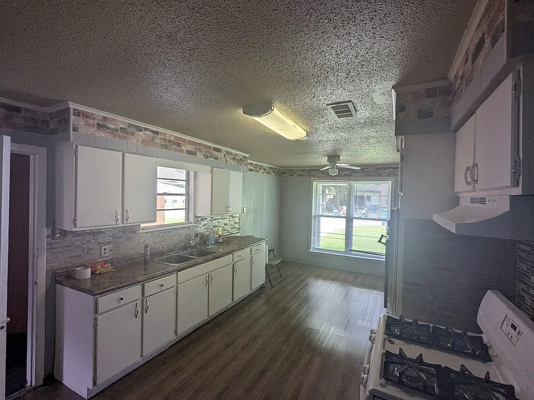1131 Avenue C — Photo 4