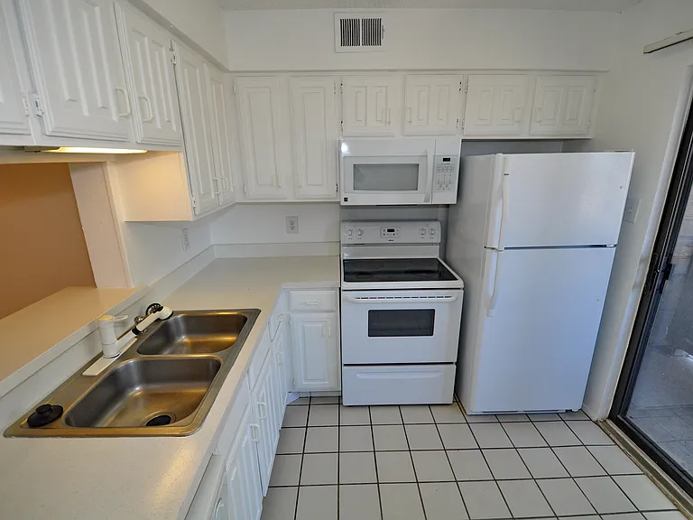 Lakehill Townhomes — Photo 11