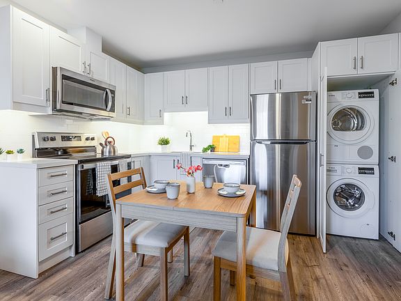 4th image of 38 King St W #1432886
