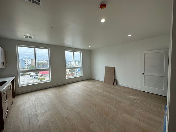 3rd image of 11814 Aviation Blvd #9fb4d9200