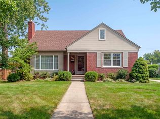 1636 Hawthorne Rd, Grosse Pointe Woods, MI 48236