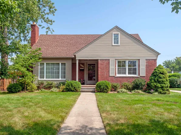 1636 Hawthorne Rd, Grosse Pointe Woods, MI 48236