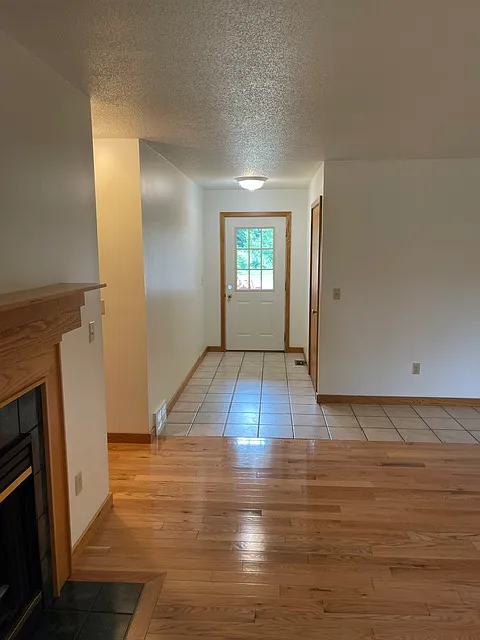 3 bed, 1370 sqft, $1,800 — Photo 2