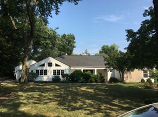 1033 Golf Ln, Wheaton, IL 60189