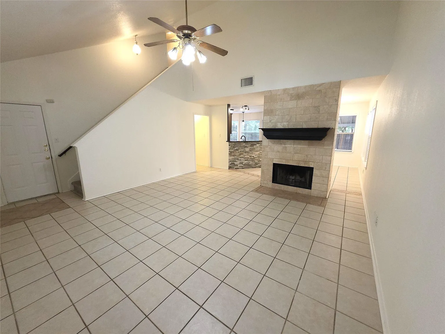 3 bed, 2.5 bath, 1405 sqft, $1,995 — Photo 3