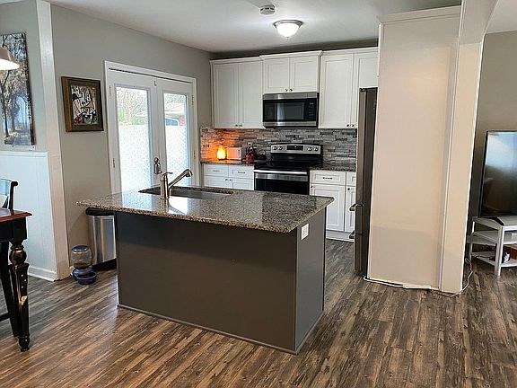 3rd image of 1563 Cloverdale Dr SE