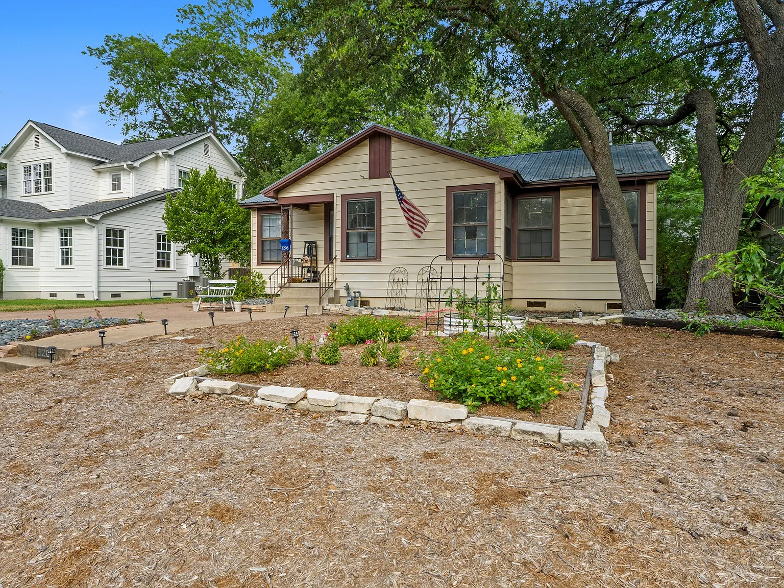 3 bed, 1330 sqft, $3,895 — Photo 3