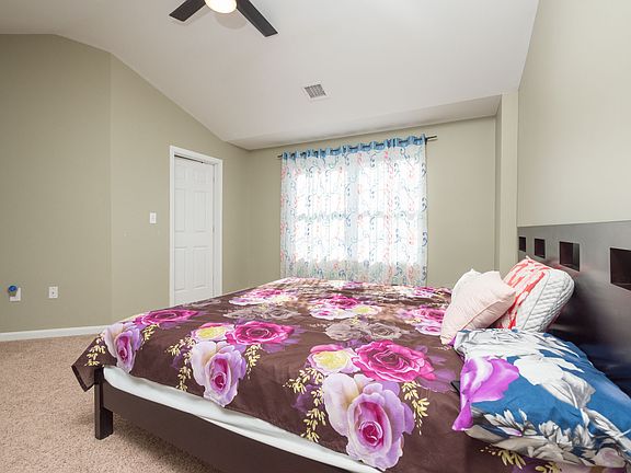 Master w/ Walk-in Closet