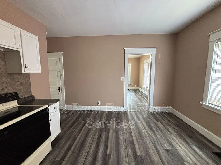708 Elwood St — Photo 9