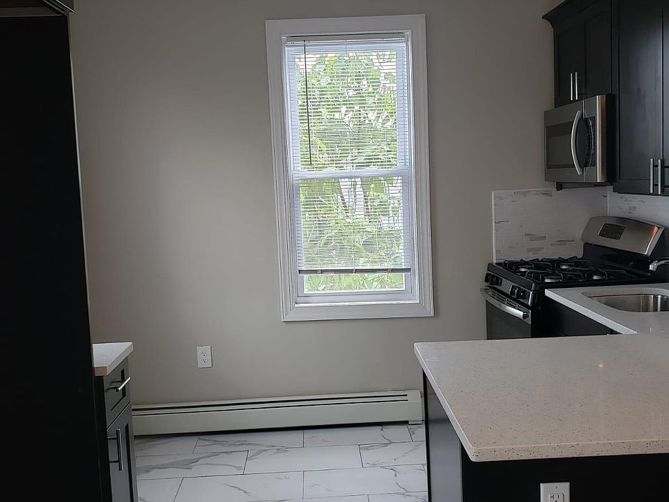 2nd image of 840 Jackson Ave #4A