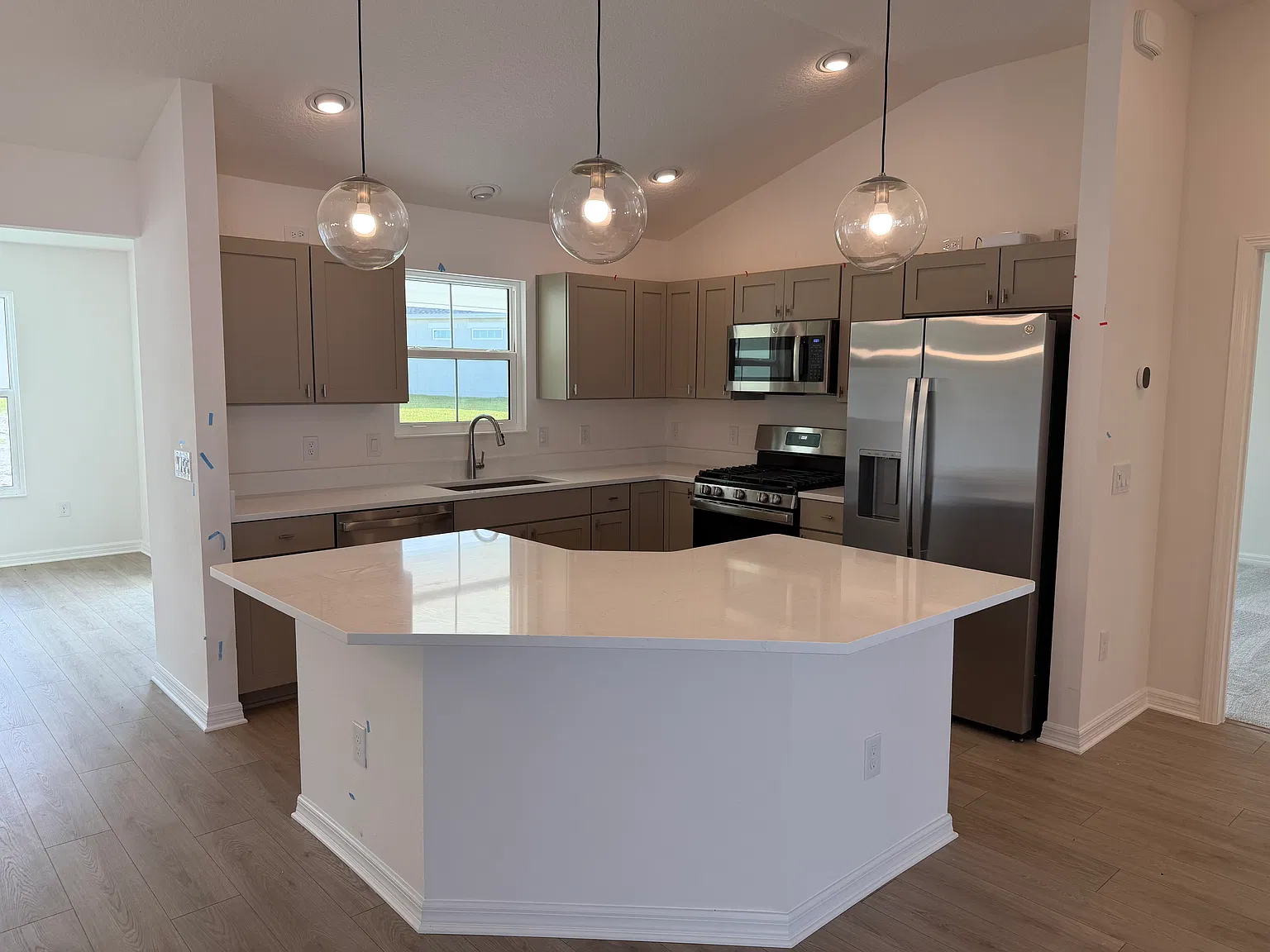 3 bed, 1584 sqft, $3,100 — Photo 3