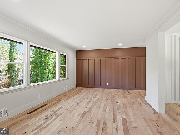 3rd image of 117 Glencrest Dr