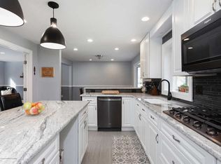 8 Sherwood Dr, Freehold, NJ 07728