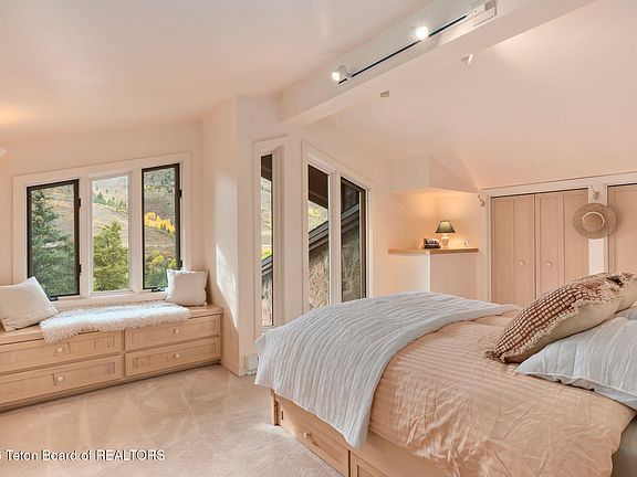 17th image of 12000 S Palmer Creek Dr