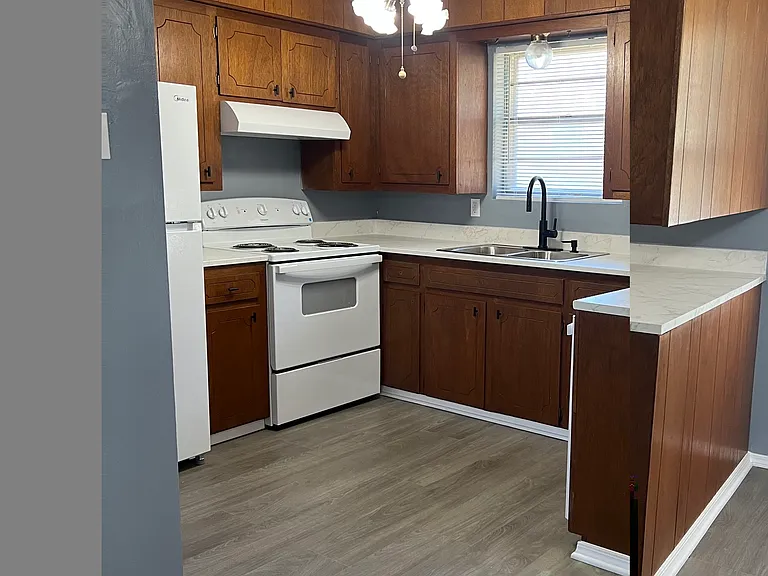 1506 Avenue C — Photo 2