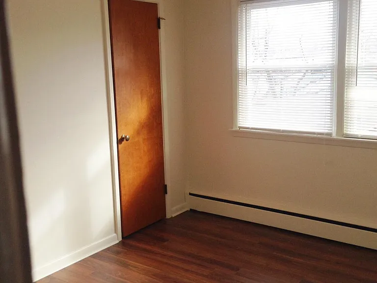 415 Moore Ave — Photo 7