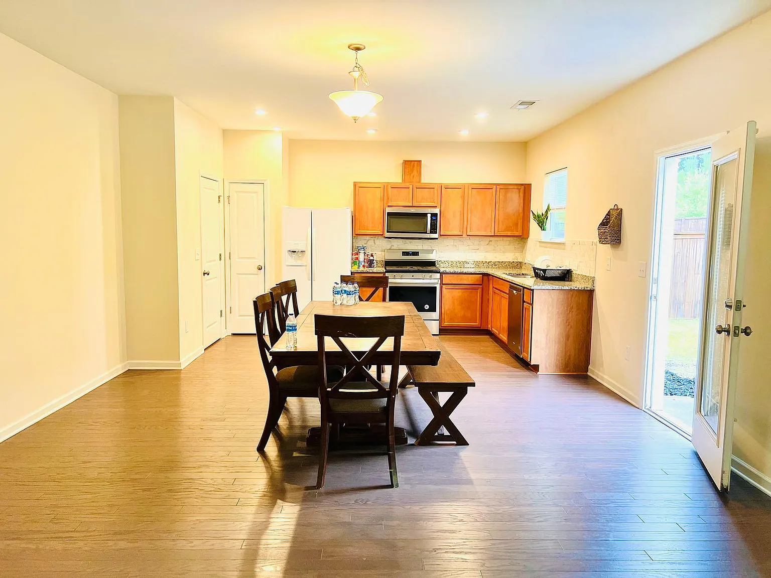 4 bed, 2.5 bath, 2300 sqft, $2,500 — Photo 4