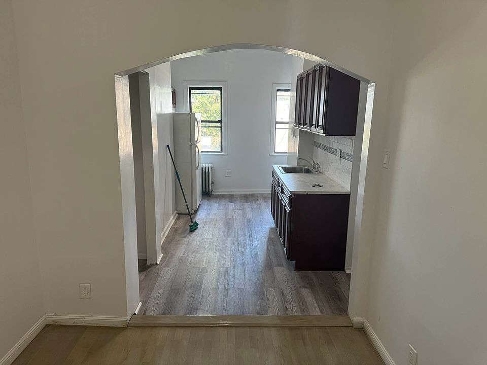 2nd image of 987 Wyckoff Ave #2B