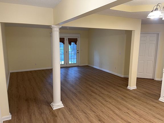 3rd image of 295 Creekside Cir