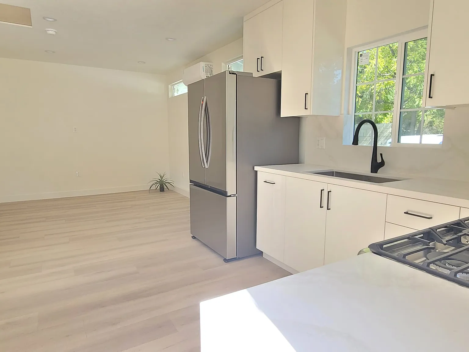 1 bed, 440 sqft, $2,390 — Photo 4