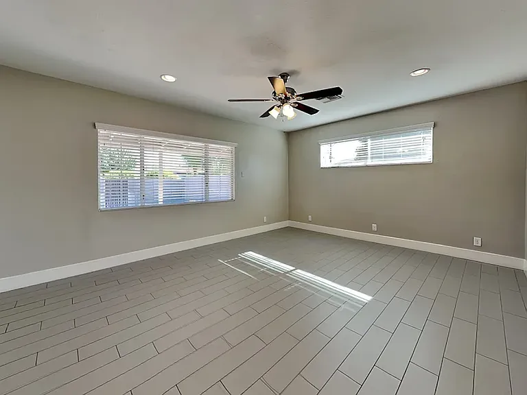 7014 E Latham St — Photo 2