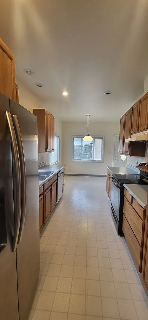 3 bed, 2.0 bath, 2100 sqft, $2,500 — Photo 4
