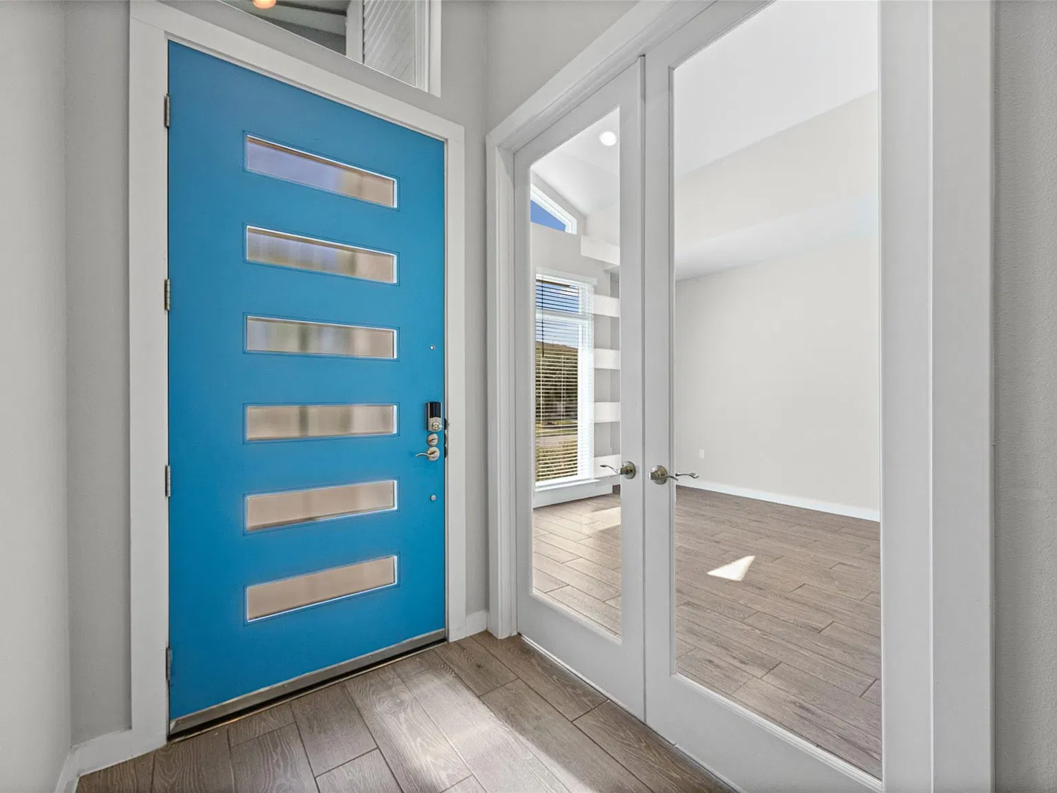 3 bed, 2.0 bath, 2173 sqft, $3,000 — Photo 2