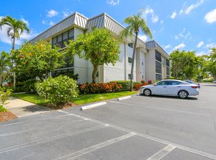 788 Park Shore Dr APT D27, Naples, FL 34103