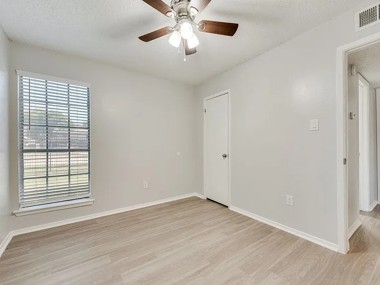 1200 Pecan Square Dr #8 — Photo 4