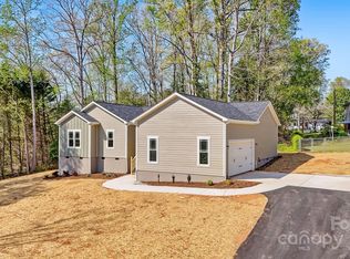 9165 Cherokee Dr, Hickory, NC 28601