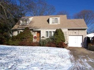 251 Von Huenfeld St, Massapequa Park, NY 11762