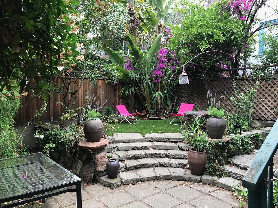 Cozy back yard oasis for relaxing