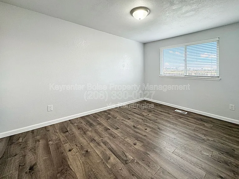 1773 W Victory Rd — Photo 15