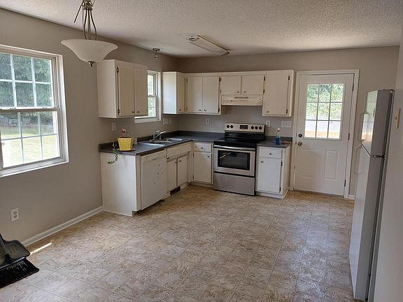 4th image of 14 Susan Dr