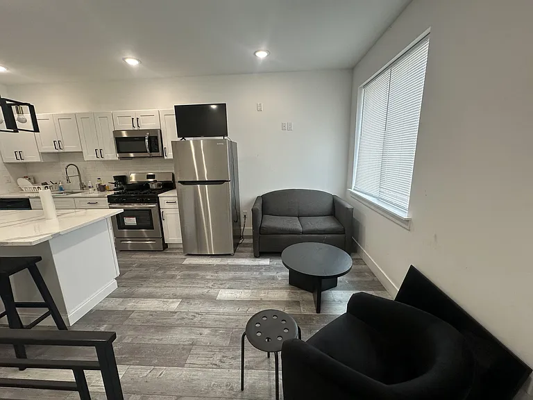 819 42nd St #2 — Photo 5
