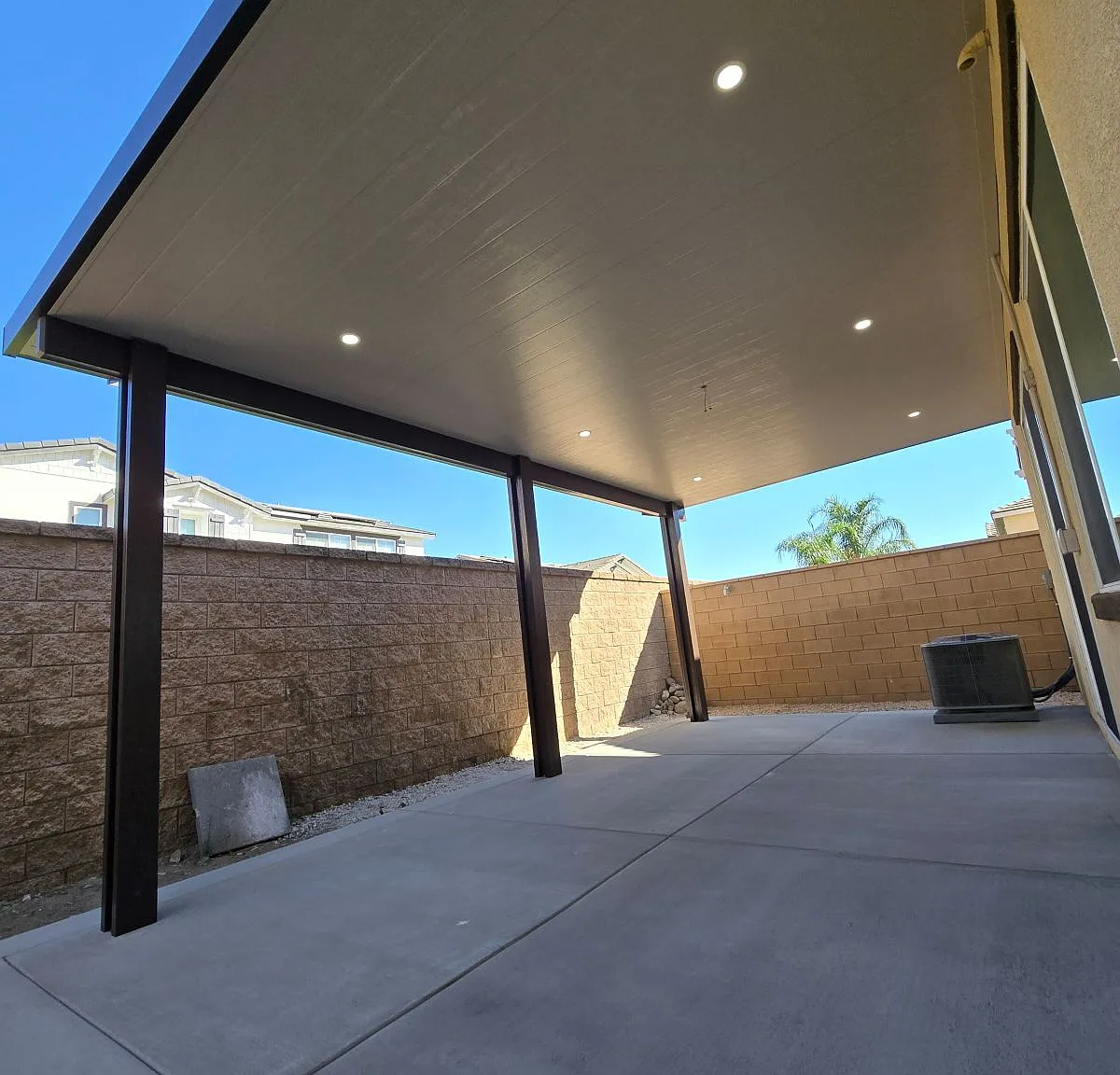 4 bed, 2.5 bath, 2571 sqft, $4,000 — Photo 2