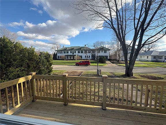 3rd image of 712 E Washington St