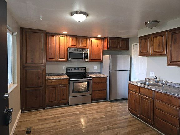 4th image of 895 E Arrowhead Ln Unit 6