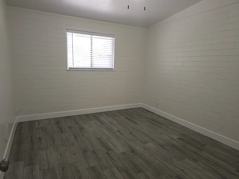 824 E Rose Ln #4 — Photo 10