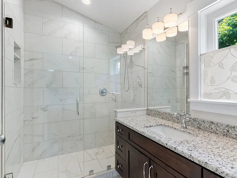 Primary Bathroom (Main Floor)