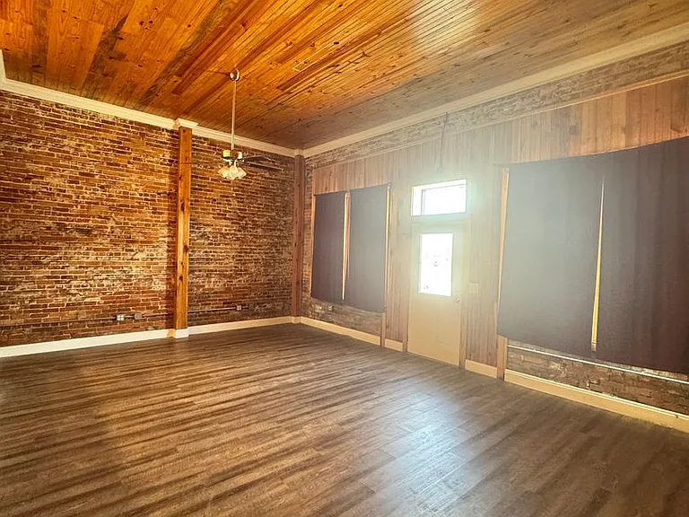 33 W Oak St #A — Photo 4