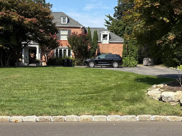 14 Birchwood Ln, Great Neck, NY 11024