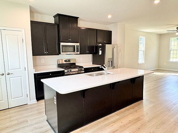 4th image of 1100 Spur Ln