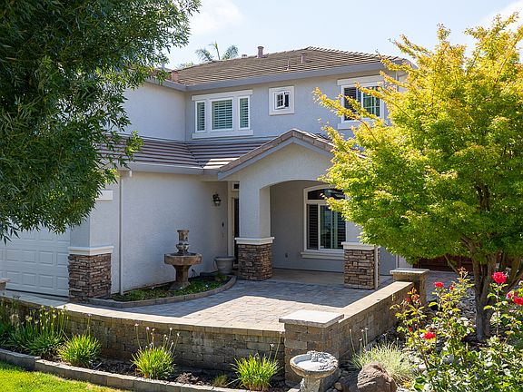 2nd image of 402 Yellowstone Dr