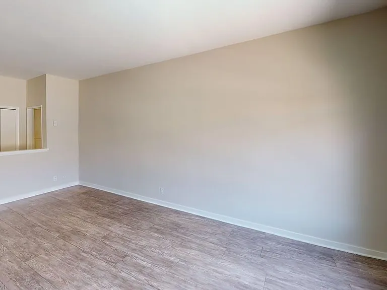 Windsor Place Apartments — Photo 17