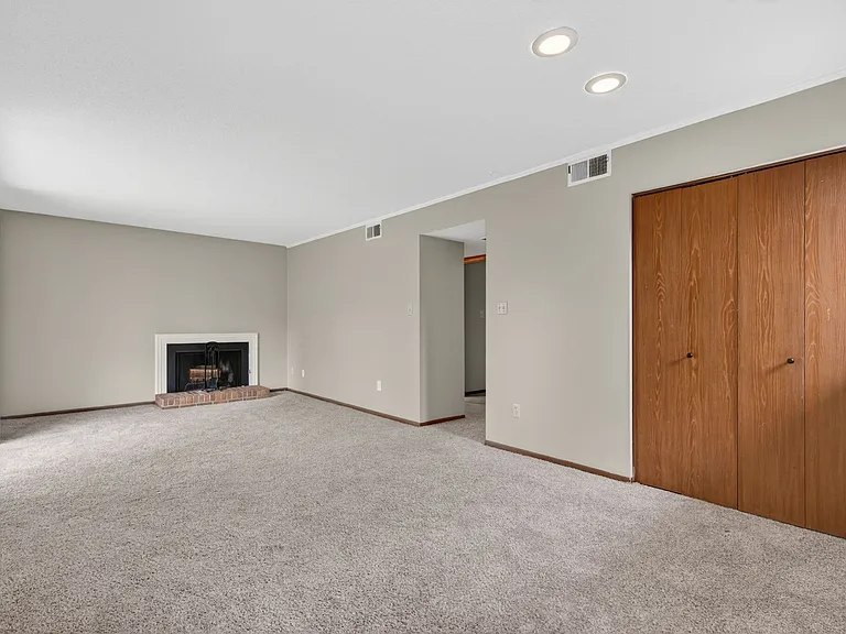 Woodhue Apartments — Photo 29