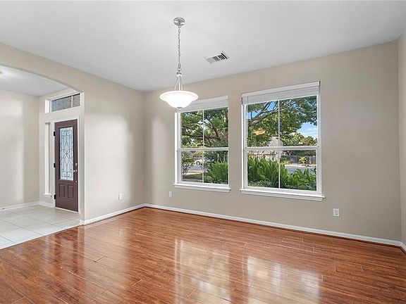 4th image of 803 Oxford Dr